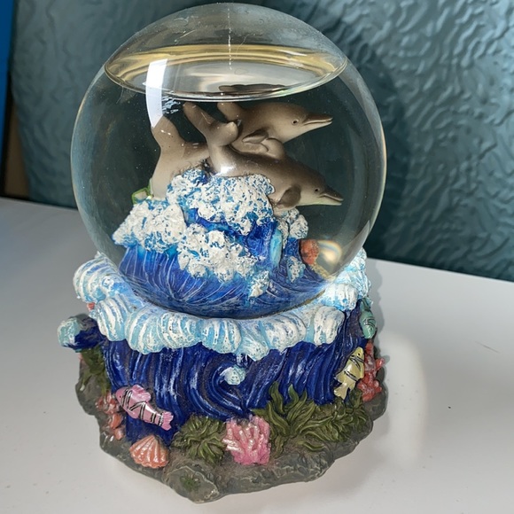 🐬 Dolphin Snow Globe 🐬 - Picture 3 of 3